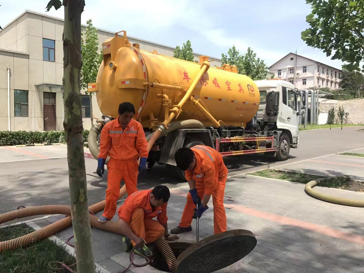 东英镇化粪池清理与5-8吨吸粪车施工效率分析